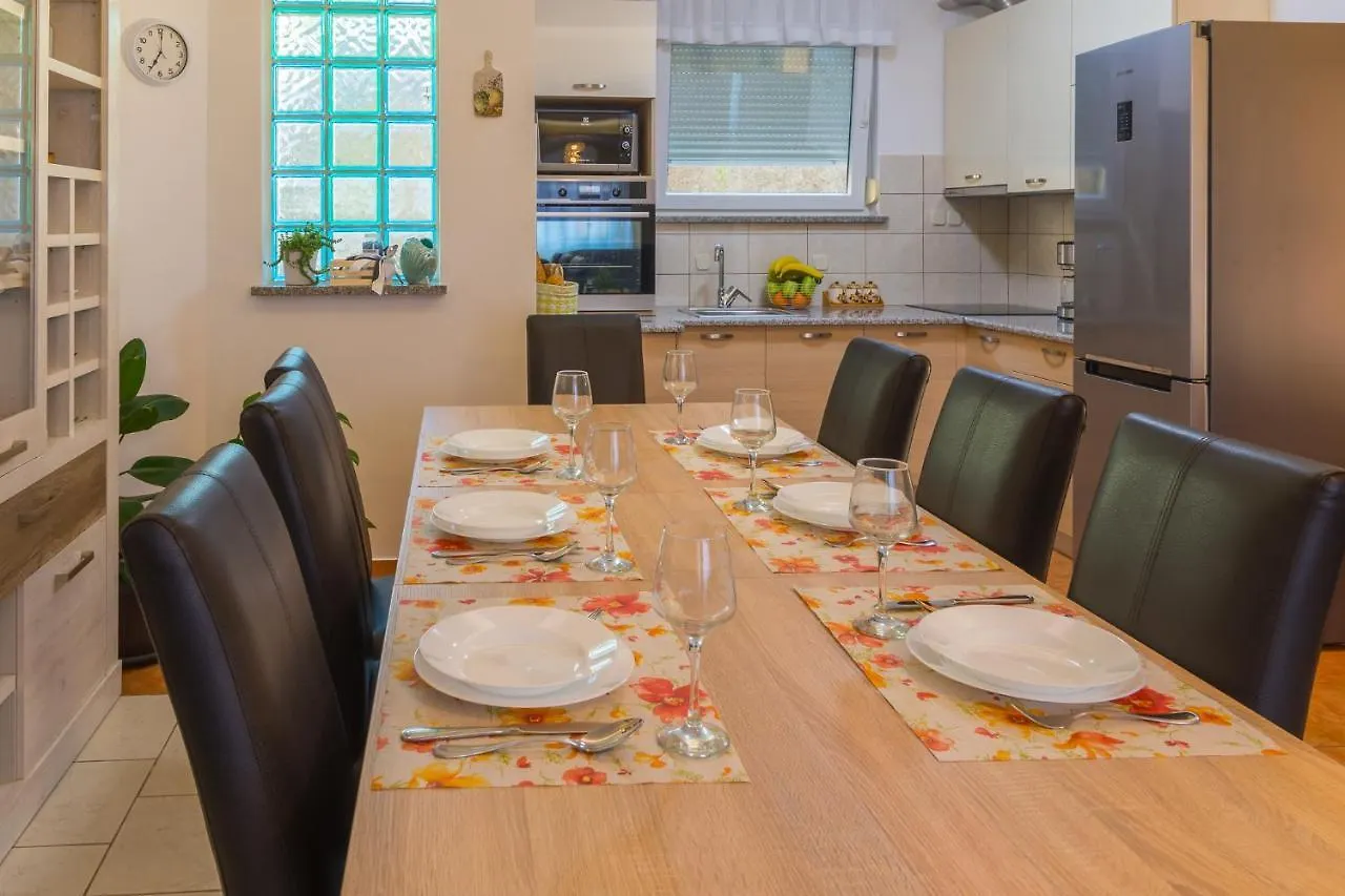 Holiday Home Midas Jurdani